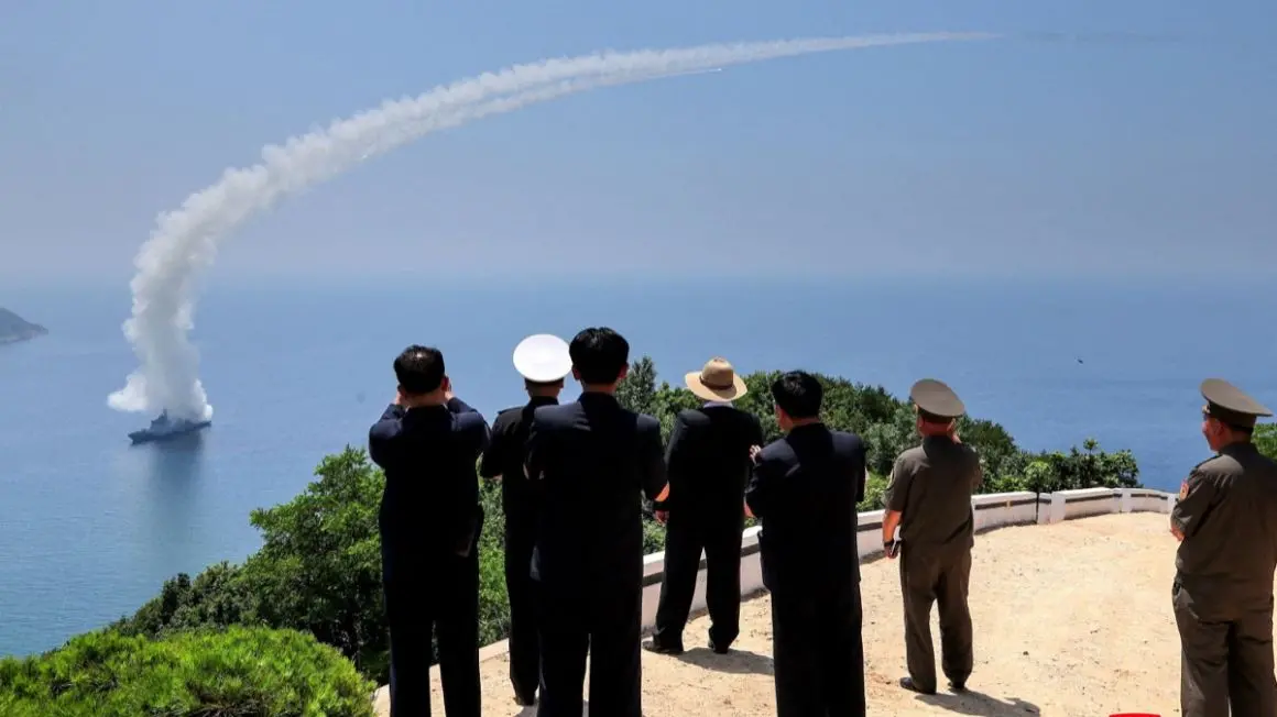 Corée du Nord : Kim Jong-un supervise de nouveaux tirs de missiles depuis son destroyer flambant neuf