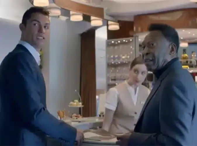 Cristiano Ronaldo : le nouvel ambassadeur Emirates dévoile fièrement un spot publicitaire avec le "Roi Pelé" !