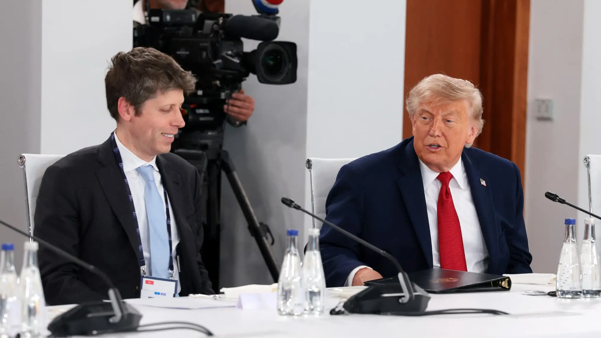 OpenAI a trouvé la solution pour que Trump la laisse tranquille: céder 5% de son capital au gouvernement (cela représente presque 50 milliards de dollars)